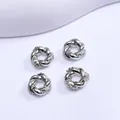 Vista macro de cuentas espaciadoras plateadas trenzadas con circonitas para joyería - Platinado
