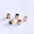 Detalle macro de cuentas espaciadoras bañadas en oro 14k con cristales de circón de colores - Circón Blanco / Paquete de 10 / Bañado en Oro de 14K