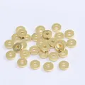 Vista macro de cuentas espaciadoras planas de 1 mm bañadas en oro 18K para joyería diy - 4mm / Chapado en oro 18K