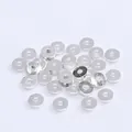 Vista macro de cuentas espaciadoras pulidas chapadas en oro de 18K para joyería - 4mm / Plateado