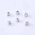 Detalle macro de cuentas de trébol chapadas en oro de 14K con circonitas de colores - Circón Verde (F101) / Paquete de 10 / Plateado (Retención de Color)