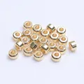 Détails macro des perles d'espacement plaquées or 18k pour création de bijoux - 4mm / Plaqué Or 14K