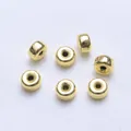 Primo piano di 6 perline distanziatrici lisce placcate in oro 18k per gioielli - 4mm / Placcato Oro 18K