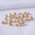 Détails macro de perles facettées en or 14k avec motif floral en spirale pour bijoux DIY - 2.5mm / Plaqué Or 14K