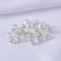 Perles d'espacement argentées texturées pour bijoux DIY sur fond de soie blanche - 2.5mm / Argent