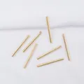 Vista dettagliata di barre cilindriche placcate in oro 14k per la creazione di orecchini fai da te - 20mm di Lunghezza / Placcato Oro 14K