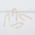 Makro-Detail von 14K goldgefüllten U-förmigen Ohrringverbindern mit drei Ösen - 14K Gold Gefüllt (K63) / Gold