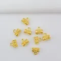 Detaillierte Makroansicht von 14K Gold gefüllten Zwischenperlen mit floralem Relief-Design - H60 Zylindrisch 18k Vergoldet