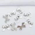 Vista detallada de colgantes de lazo plateado mate para creación de joyas DIY - Platinado