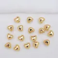 Vista dettagliata di perline a forma di cuore placcate oro 14k per gioielli - Placcato Oro 14K
