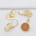 Makroaufnahme von 14k vergoldeten Ohrhaken mit 12mm runder Fassung für DIY-Schmuck - Kleiner Stil (Q14)