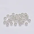 Primer plano de cuentas espaciadoras de metal plateado pulido para joyería artesanal - Modelo M81 (4mm) / Plateado (Retención de Color)