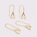Macro-opname van 14k vergulde U-vormige oorhaken met speldsluiting voor DIY-sieraden maken - 18K Verguld