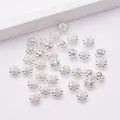 Detailaufnahme silberner blumenförmiger Metall-Abstandshalter für DIY-Schmuckherstellung - 4mm / Silber (Farbbeständig)