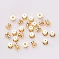 Gros plan de fermoirs de boucles d'oreilles plaqués or 18k avec finition polie - Plaqué Or 18k Basique