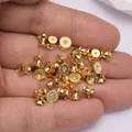Gros plan détaillé de fermoirs de boucles d'oreilles plaqués or 18 carats avec poinçon 750 - Plaqué Or 18k Gravé