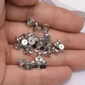 Dettaglio delle chiusure per orecchini in oro 18K con punzonatura AU750 e MECAN - Oro Bianco Placcato Inciso