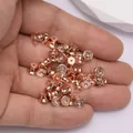 Gros plan de fermoirs de boucles d'oreilles plaqués or rose 18 carats avec gravures 18K - Or Rose Gravé Style