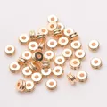 Nahaufnahme goldener gerillter Metall-Zwischenperlen für DIY-Schmuck auf weißem Stoff - Doppelschichtiger Abstandhalter (A84) / 14K Vergoldet