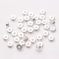 Makroaufnahme von versilberten runden Metall-Zwischenperlen mit Doppelnut für DIY-Schmuck - Doppelschichtiger Abstandhalter (A84) / Silber (Farbbeständig)