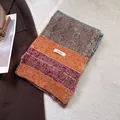 Bufanda de punto 100% lana pura con rayas en tonos tierra cálidos y textura premium - Estilo de Tendencia