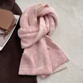 Detalle del diseño de punto geométrico en rosa y beige sobre bufanda de invierno - Rosa & Beige
