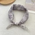 Vue détaillée du foulard rétro gris-bleu avec motifs de feuilles de palmier en coton et lin - 58x58 / Lavande