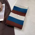 Detalle de bufanda de 100% pura lana con rayas azul marino y marrón y textura de tela - Estilo Boyfriend