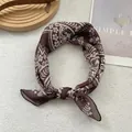 Carré de soie rétro marron café avec motif floral élégamment noué comme accessoire - 58x58 / Café