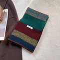 Primer plano de bufanda de 100% lana pura mostrando punto suave y rayas de colores - Arcoíris