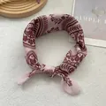 Détail du motif cachemire floral rétro sur un foulard carré en soie rose doux - 58x58 / Rose