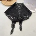 Sciarpa a triangolo in pizzo con motivo paisley nero per styling a strati moda - 30x126cm / Nero