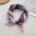 Dettaglio di un foulard colorato a motivi geometrici su sfondo bianco materico - 58 cm x 58 cm / Rosa