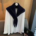 Dettaglio scialle in lana blu navy con bordi ondulati bianchi sopra una camicia bianca - Solo Scialle / Blu navy