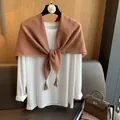 Detail eines braunen Leinen-Schals mit Fransen zu einem weißen langärmligen T-Shirt - Orangerosa