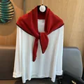 Détail d'un châle en laine rouge avec bord ondulé noir sur un t-shirt blanc - Châle Seul / Rouge