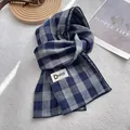 Bufanda larga de algodón a cuadros azules con etiqueta de marca en fondo minimalista - 180*60cm / Azul Marino