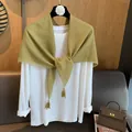 Detailaufnahme des grünen Baumwoll-Leinen-Schals mit weichen Fransen-Verzierungen - Matcha-Grün