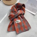 Detalle de bufanda de algodón a cuadros naranja y gris con etiqueta tejida de marca - 180*60cm / Naranja