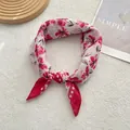 Damen Halstuch aus Baumwolle und Leinen mit rotem Blumenmuster und Knotendesign - Rote Blumen auf Weiß / Weiß