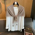 Nahaufnahme eines leichten Baumwoll-Leinen-Schals mit feinen Fransen auf weißem Shirt - Khaki