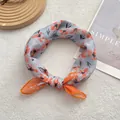 Kleines quadratisches Baumwoll-Leinen-Halstuch mit blauem und orangefarbenem Blumenmuster - Blau mit orangen Blumen / Grau-Oranger Farbverlauf