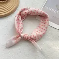 Detail van een zachte roze katoen-linnen vierkante sjaal met paisley en stippen - Roosroze