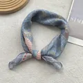 Détail d'un foulard en soie japonais à carreaux bleus avec imprimé floral et couture précise - Bleu Ciel