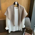 Détail d'une écharpe en coton et lin marron clair ornée de strass et perles brillants - Kaki