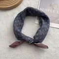 Foulard di seta blu navy con motivo a rombi geometrici su sfondo di pelliccia bianca - Stile Quadrato Piccolo / Blu Marino