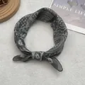 Detalle del pañuelo de algodón con estampado egipcio gris y motivos étnicos - Cuadrado Grande / Verde