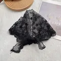 Dettagli di ricamo floreale e bordo smerlato sulla sciarpa a triangolo in pizzo nero - Nero