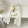 Écharpe élégante en dentelle blanche avec broderies vintage et bords festonnés - Blanc Cassé