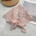 Elegante roze kanten hoofddoek met bloemig borduurwerk op wit pluche tapijt - Roze